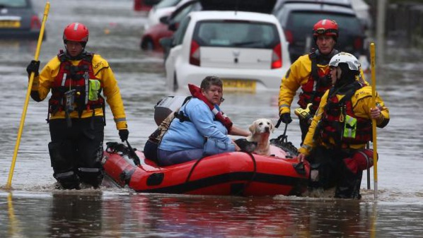 "Danger de mort" au Royaume-Uni, frappé par la tempête Dennis "Danger de mort" au Royaume-Uni, frappé par la tempête Dennis