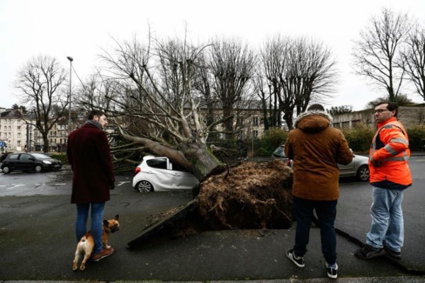 Tempête Dennis: les inondations au Royaume-Uni causent la mort d'une femme