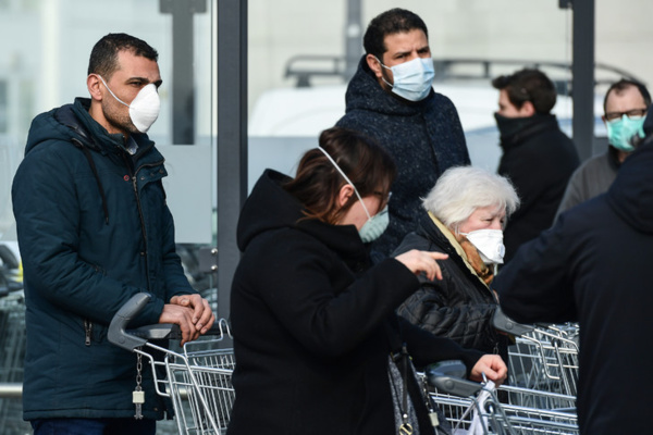 Coronavirus: la peur gagne l’Italie, onze villes en quarantaine pour contenir la maladie