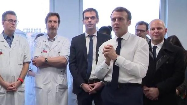 Macron visite l’hôpital où est décédé le premier Français victime du coronavirus