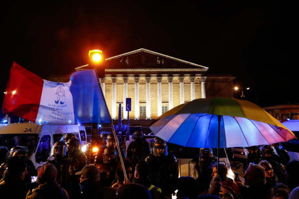 Manifestation devant l'assemblée nationale à Paris
