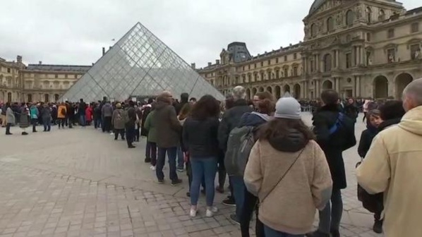 Covid-19 en France: le musée du Louvre reste fermé, Macron modifie son agenda Covid-19 en France: le musée du Louvre reste fermé, Macron modifie son agenda