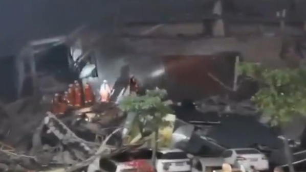 Un hôtel s'effondre, 70 personnes sous les décombres Un hôtel s'effondre, 70 personnes sous les décombres