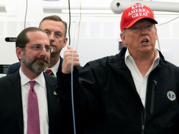 Cinq élus américains exposés au coronavirus, dont plusieurs ont eu des contacts avec Trump Cinq élus américains exposés au coronavirus, dont plusieurs ont eu des contacts avec Trump