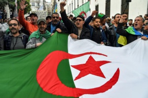 Algérie : garde à vue prolongée pour deux figures du Hirak