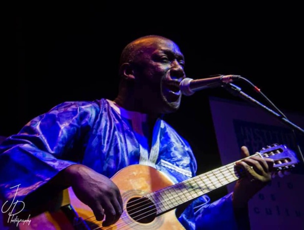 Le chanteur-compositeur El Hadj Ndiaye sur scène Le chanteur-compositeur El Hadj Ndiaye sur scène