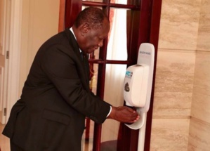 Le président Alassane Ouattara donnant l'exemple en se lavant les mains