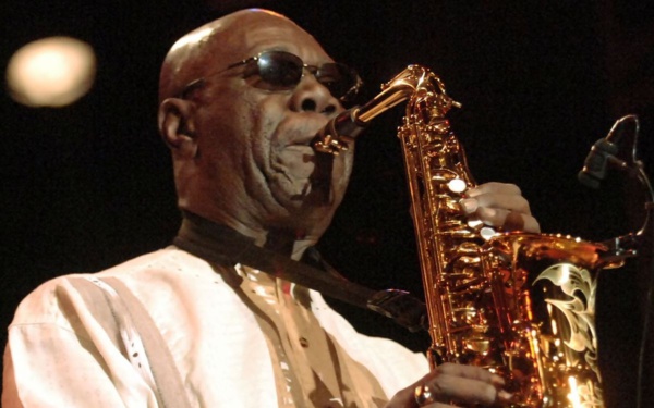 Le saxophoniste Manu Dibango emporté par le coronavirus à 86 ans Le saxophoniste Manu Dibango emporté par le coronavirus à 86 ans
