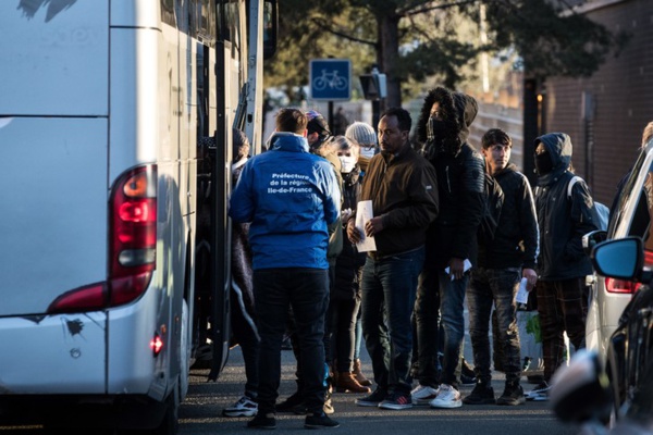 Coronavirus en France: plus de 700 migrants évacués d’un camp au nord de Paris Coronavirus en France: plus de 700 migrants évacués d’un camp au nord de Paris