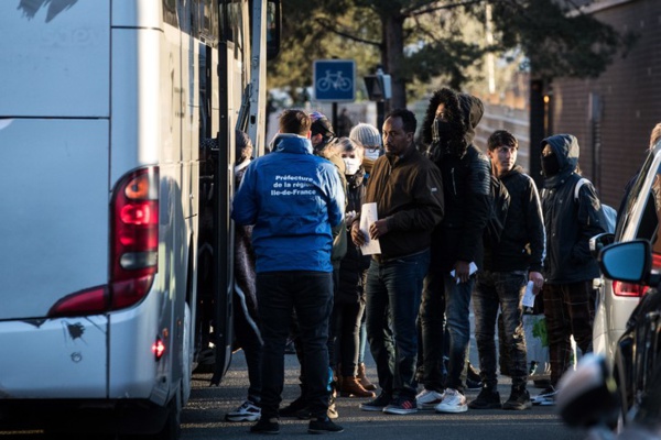 Coronavirus en France: plus de 700 migrants évacués d’un camp au nord de Paris