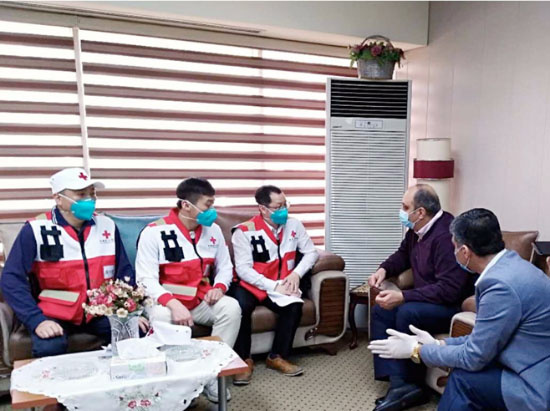 Des médecins bénévoles de la Croix-Rouge chinoise s’entretiennent à Bagdad avec le ministère irakien de la Santé et de l’Environnement sur la prévention et le contrôle de l’épidémie.