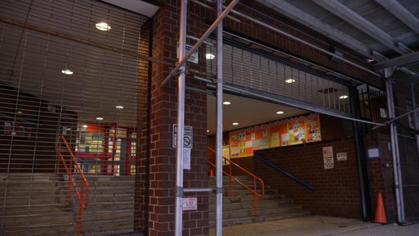 Les écoles publiques de New York resteront fermées, maire et gouverneur en désaccord Les écoles publiques de New York resteront fermées, maire et gouverneur en désaccord