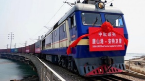 “Les trains de fret Chine-Europe” facilitent le transport des fournitures anti-épidémiques.