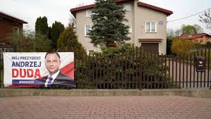 Une élection fantôme en Pologne: ni annulée ni ajournée