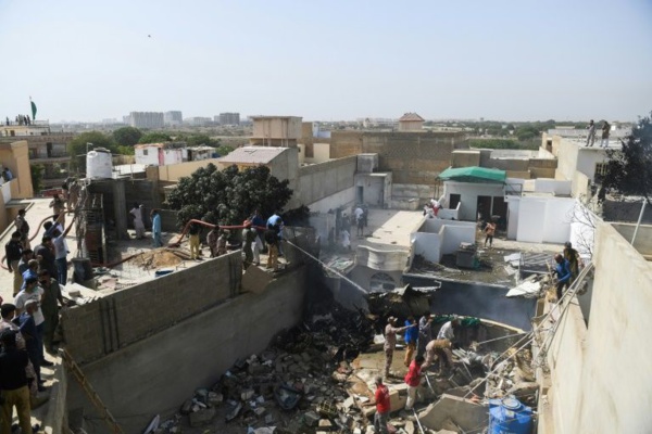 Pakistan: un Airbus 320 s'écrase à Karachi sur un quartier résidentiel avec 100 passagers à bord