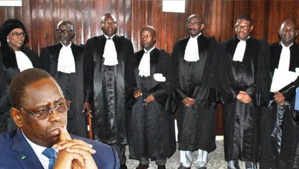 Le Président Macky Sall (en médaillon) et les membres du Conseil constitutionnel du Sénégal