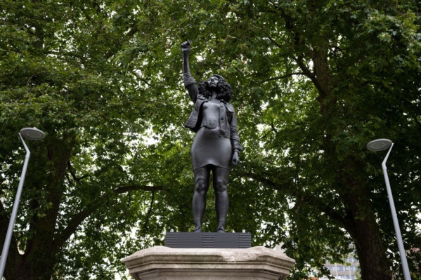 Angleterre: une jeune femme noire à la place d’un esclavagiste Angleterre: une jeune femme noire à la place d’un esclavagiste