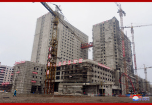 « La construction du complexe hospitalier de Pyongyang se déroule à une vitesse fulgurante » (communiqué) « La construction du complexe hospitalier de Pyongyang se déroule à une vitesse fulgurante » (communiqué)