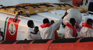 450 migrants débarquent à Lampedusa sur un bateau de pêche 450 migrants débarquent à Lampedusa sur un bateau de pêche