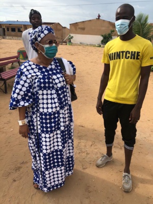 L'enseignant-réparateur de salles de classe avec la maire de Dakar