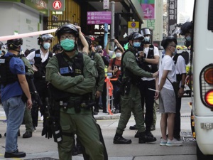 Hong Kong : près de 300 arrestations lors de manifestations