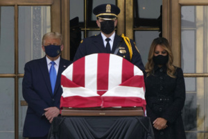 Donald Trump se recueille sur le cercueil de la juge « ennemie » sous les huées