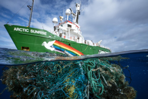 « Les multinationales de la pêche pillent les océans de l’Afrique de l’Ouest alors que le secteur artisanal est verrouillé par la COVID-19 » (Greenpeace, octobre 2020)