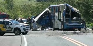 Brésil : une collision entre un camion et un autobus fait au moins 37 morts Brésil : une collision entre un camion et un autobus fait au moins 37 morts