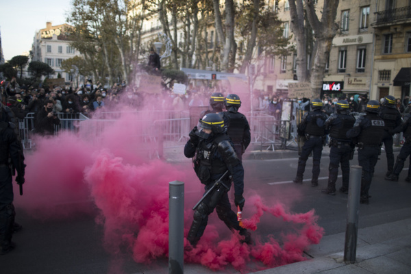 Des heurts éclatent dans la manifestation contre les violences policières Des heurts éclatent dans la manifestation contre les violences policières