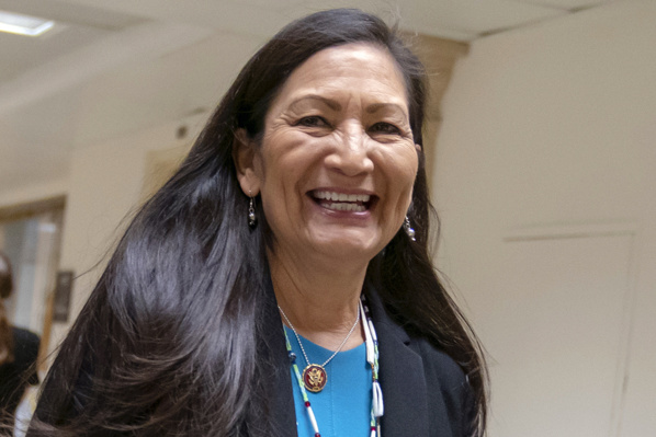 Département de l’Intérieur : Deb Haaland, première Autochtone au sein d’un cabinet américain Département de l’Intérieur : Deb Haaland, première Autochtone au sein d’un cabinet américain