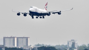 La France envisage à son tour de suspendre les vols en provenance du Royaume-Uni