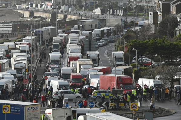 Royaume-Uni: une veille de Noël chaotique pour des milliers de routiers Royaume-Uni: une veille de Noël chaotique pour des milliers de routiers