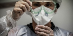 Le variant de la COVID-19 apparu au Royaume-Uni atterrit en France Le variant de la COVID-19 apparu au Royaume-Uni atterrit en France