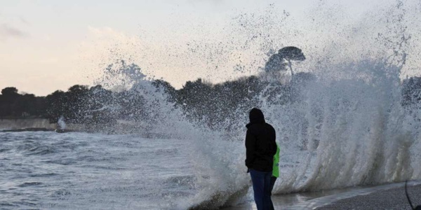 France : 18 000 foyers privés d'électricité par la tempête Bella France : 18 000 foyers privés d'électricité par la tempête Bella