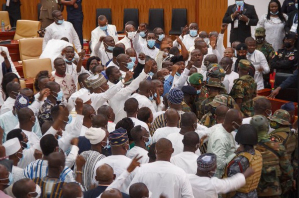 Ghana  : Le président Nana Akufo-Addo investi après une bagarre au Parlement, l'armée rétablit l'ordre