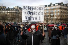 Des milliers de manifestants rassemblés à Paris contre l’avortement