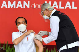 Le président indonésien Joko Widodo recevant le vaccin sinopharm au palais présidentiel de Jakarta