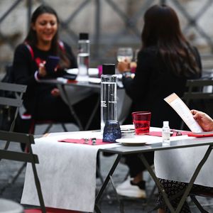 COVID-19 : à contre-courant de l’Europe, les Italiens de retour dans les bars et restaurants