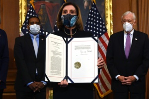 Nancy Pelosi, chef des Démocrates à la Chambre des représentants, exhibe l'acte d'accusation contre Donald Trump