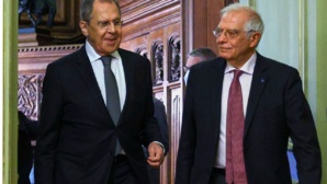 Serguei Lavrov (g) et Josep Borrell, chef de la diplomatie de l'UE