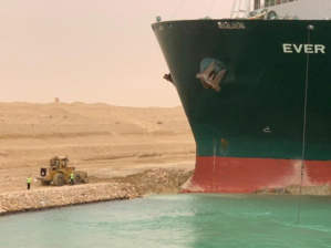 un porte-conteneurs bloqué au niveau du canal de suez ralentit tout le trafic maritime mondial un porte-conteneurs bloqué au niveau du canal de suez ralentit tout le trafic maritime mondial