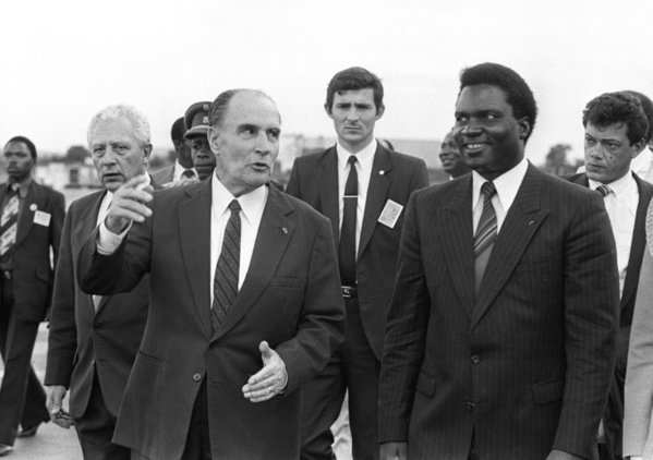 Le président François Mitterrand en compagnie du président rwandais d'alors Juvénal Habyarimana Le président François Mitterrand en compagnie du président rwandais d'alors Juvénal Habyarimana