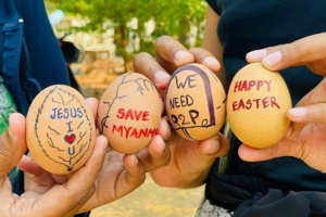 Birmanie : Les militants de la contestation dégainent des œufs de Pâques contre la junte