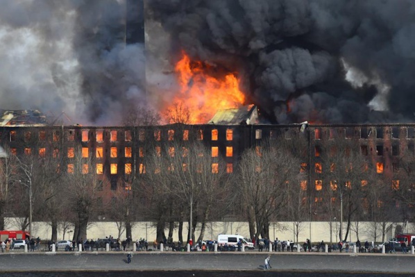 Fabrique historique : Un gigantesque incendie s’est déclaré à Saint-Pétersbourg