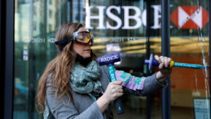 LONDRES: La banque HSBC prise pour cible par Extinction Rebellion
