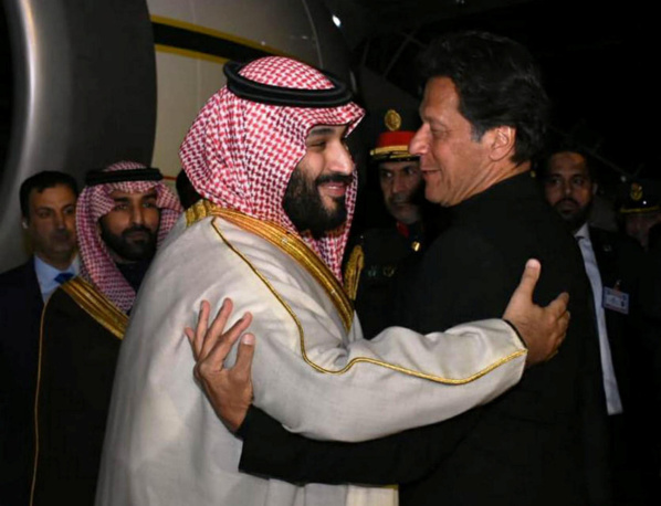 Le prince hériter saoudien MBS (g) et le premier ministre pakistanais Imre Khan