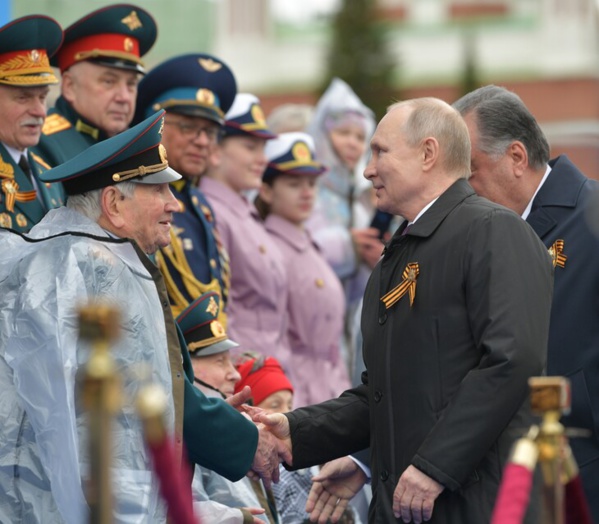 Commémorations de 1945 : La Russie défendra «fermement» ses intérêts, assure Poutine