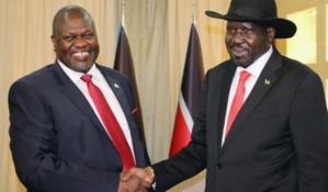 Le président Salva Kiir (d) et son principal adversaire Riek Machar Le président Salva Kiir (d) et son principal adversaire Riek Machar
