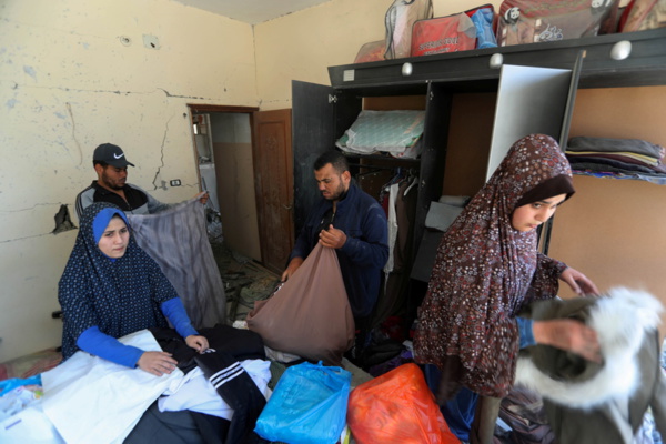 Des membres d'une famille palestinienne de Gaza se préparent à quitter leur maison touchée par les bombardements de Tsahal (photo Reuters)