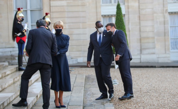 Macky Sall sur le perron de l'Elysée avec le couple Macron Macky Sall sur le perron de l'Elysée avec le couple Macron